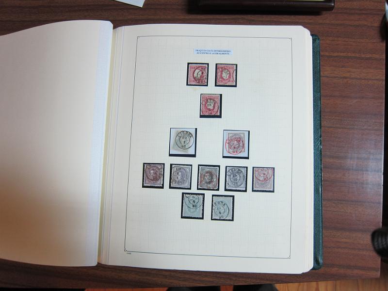 0013 (66).JPG -     Lote:    13      Marcofilia      Lotes Especiais       Descrição:      Portugal.   Colecção especializada em dois álbuns com estudo especializado das marcas de suplo círculo e circulares de Lisboa, com selos de diversas emissões e cartas. Lote a ver.        Lote       Valor Base:     &euro; 1.500,00     Valor Venda:     Retirado     